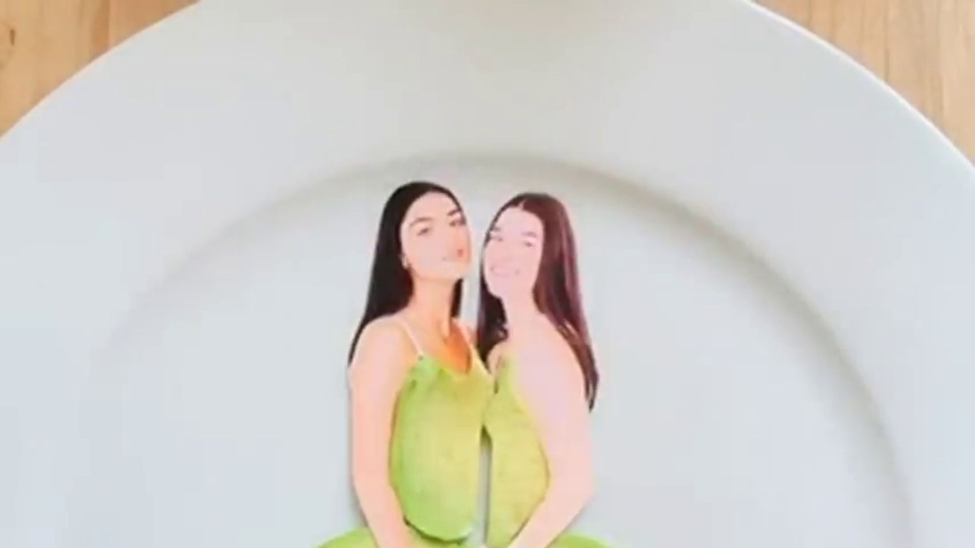Una artista estadounidense crea unos vestidos con aguacates para las hermanas D'Amelio