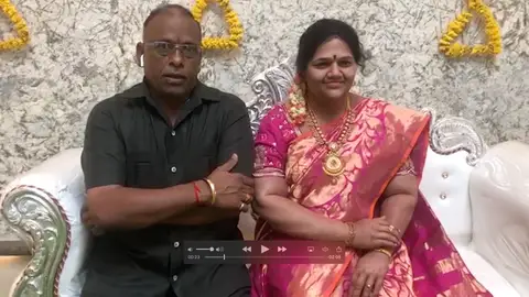 Instaló la figura de cera a tamaño real de su difunta esposa Instaló la figura de cera a tamaño real de su difunta esposa