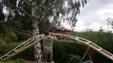 VÍDEO: Construye una montaña rusa en el jardín para hacer realidad el sueño de su sobrino 