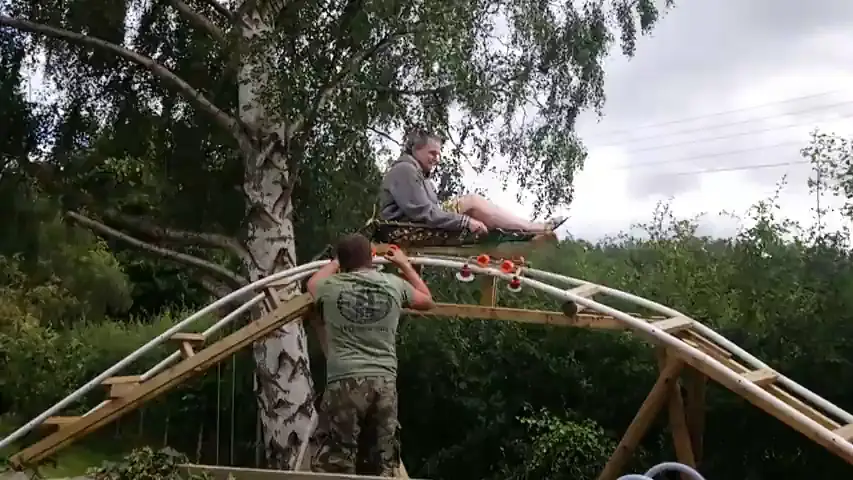 VÍDEO: Construye una montaña rusa en el jardín para hacer realidad el sueño de su sobrino  