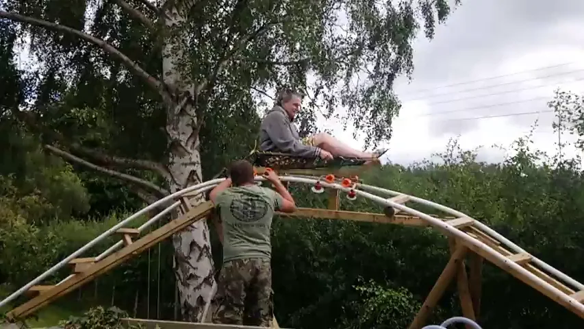 VÍDEO: Construye una montaña rusa en el jardín para hacer realidad el sueño de su sobrino VÍDEO: Construye una montaña rusa en el jardín para hacer realidad el sueño de su sobrino