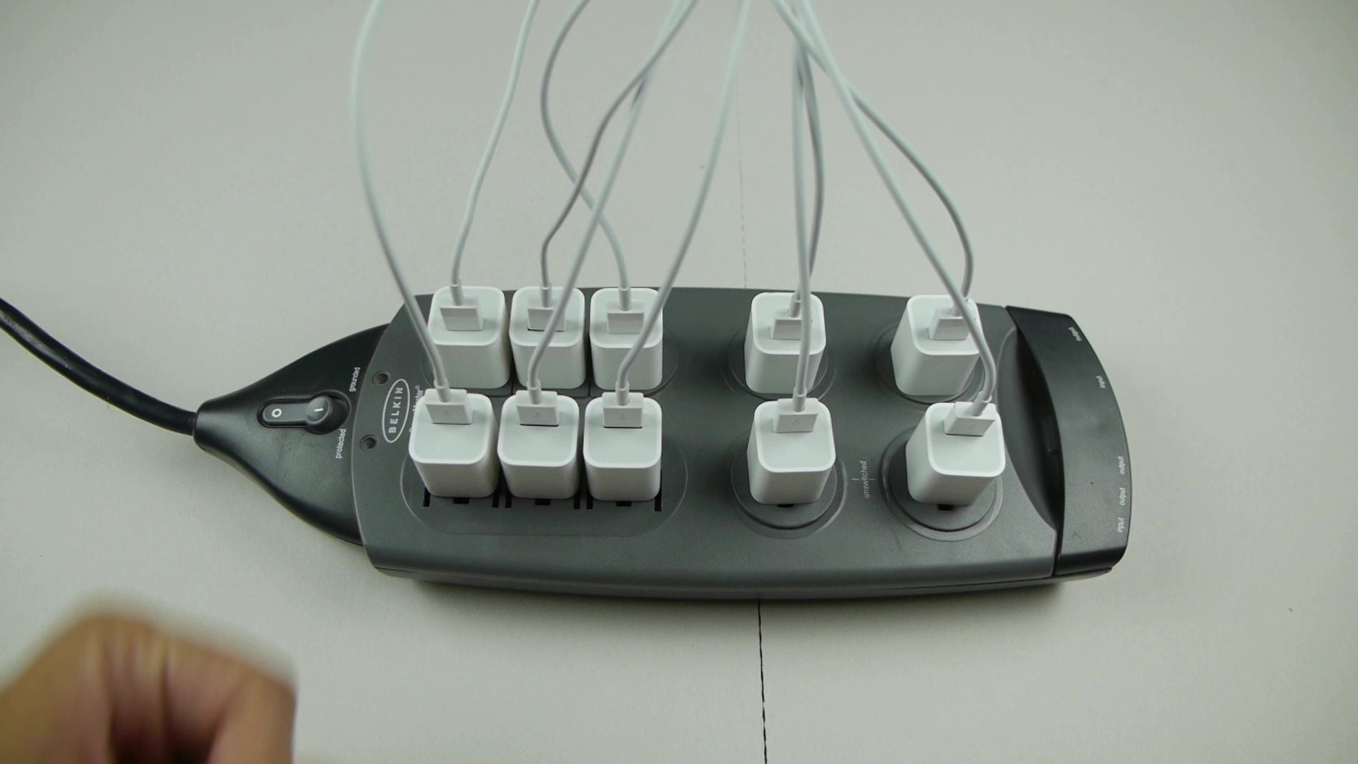 Un 'youtuber' carga su iPhone con 10 cargadores de m&oacute;vil a la vez