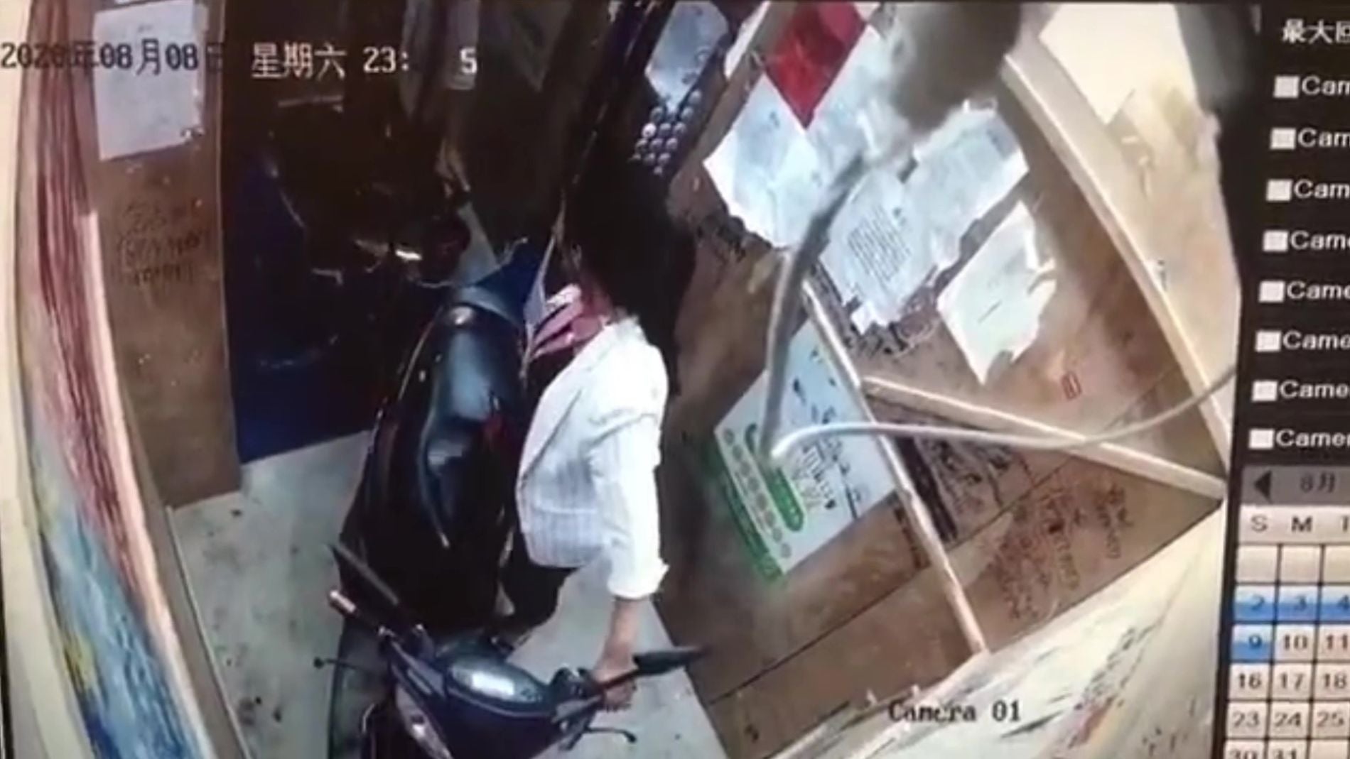 Moto en llamas en el ascensor