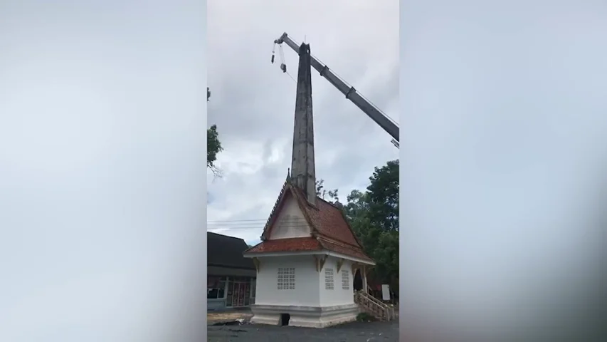 VÍDEO: Un despiste con la grúa provoca el derrumbe de dos edificios