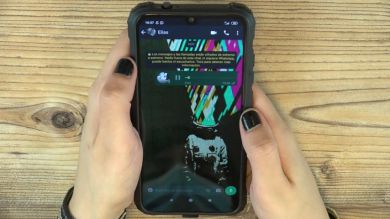 ¿Por qué tu voz suena distinta en los audios de WhatsApp?