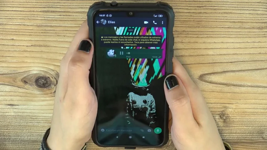 ¿Por qué tu voz suena distinta en un audio de WhatsApp?