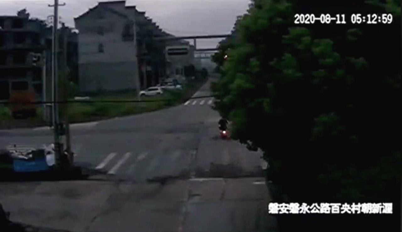 Motorista se libra de ser atropellado por camión