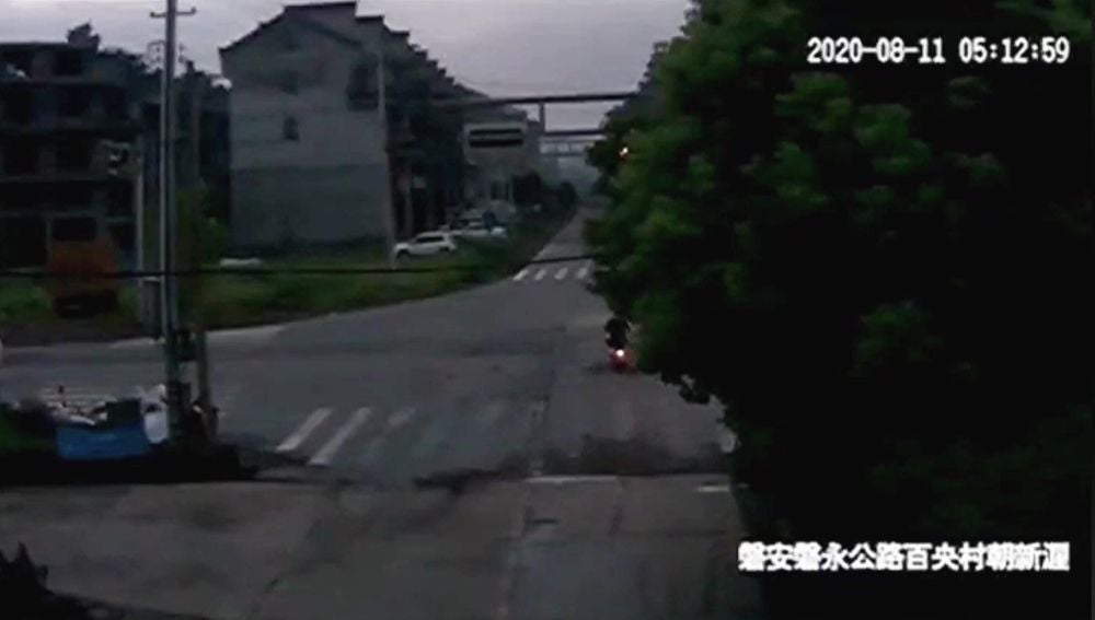 Motorista se libra de ser atropellado por camión