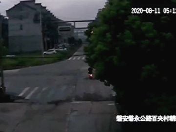 Motorista se libra de ser atropellado por camión