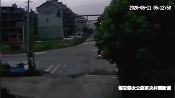 Motorista se libra de ser atropellado por camión