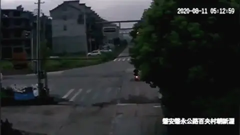 Motorista se libra de ser atropellado por camión Motorista se libra de ser atropellado por camión