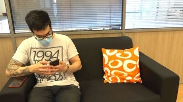 Chico mirando el móvil