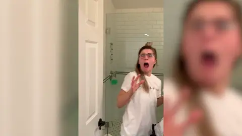 Le da sustos a su mujer durante un año Le da sustos a su mujer durante un año