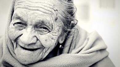 Un fotógrafo saca imágenes de personas serias y sonriendo para mostrar como ese gesto lo cambia todo