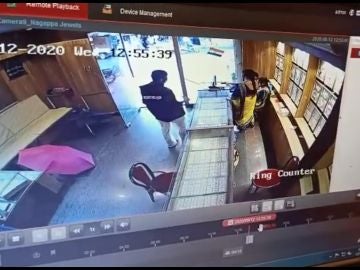 Robo en joyería mujer agrede con silla