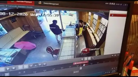 Robo en joyería mujer agrede con silla Robo en joyería mujer agrede con silla