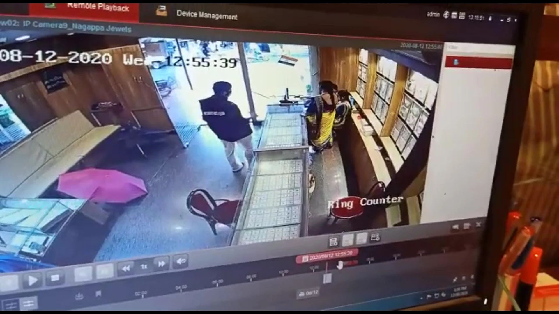 Robo en joyería mujer agrede con silla