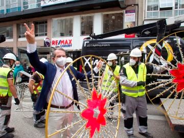 Abel Caballero junto a los instaladores de la luces de Navidad