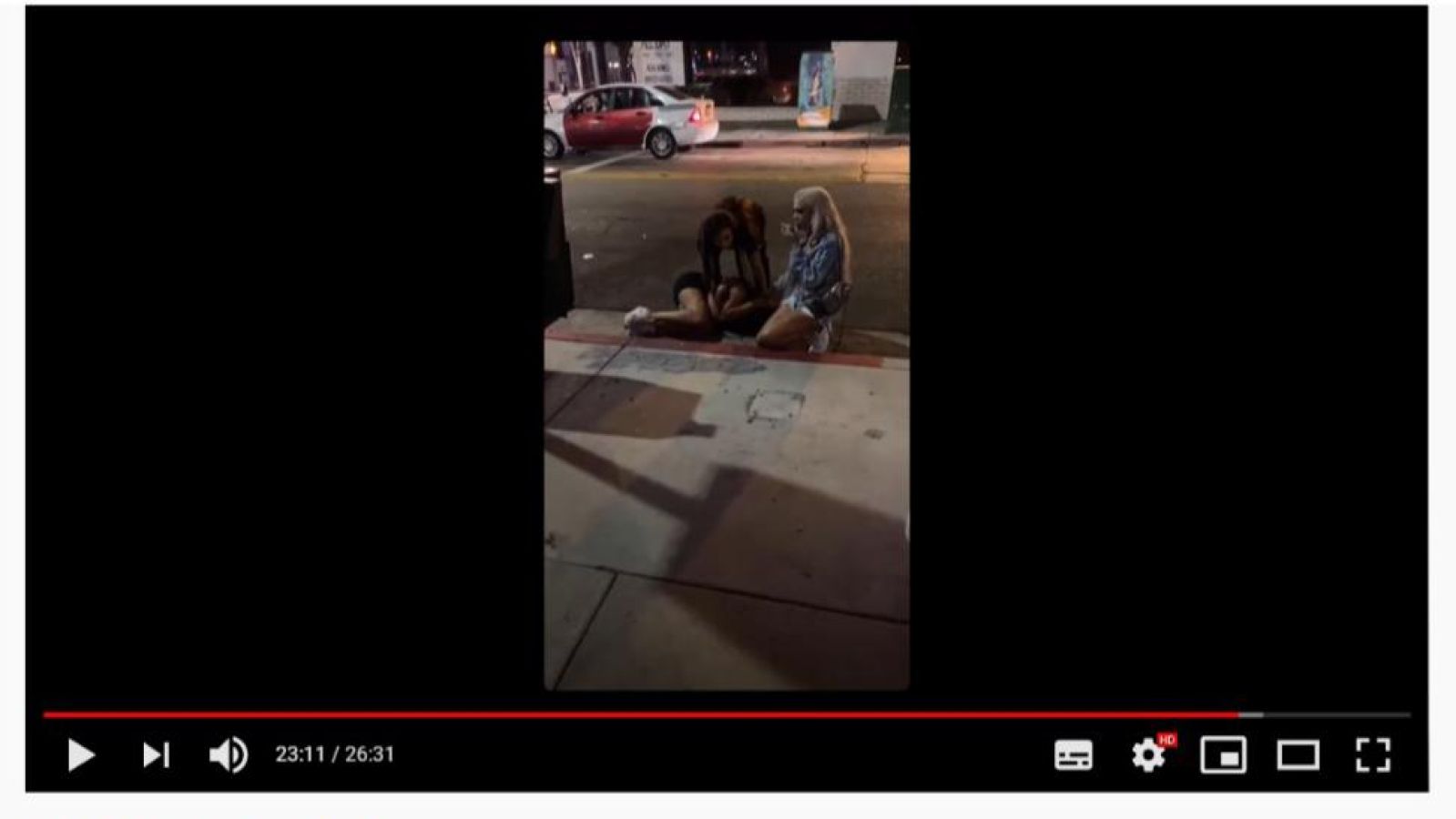 Roban y golpean a tres influencers trans en plena calle sin que nadie las ayude 