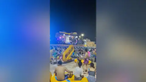 Apelotonados y sin mascarillas: indignación por una macrofiesta en un parque acuático de Wuhan, zona cero del coronavirus Apelotonados y sin mascarillas: indignación por una macrofiesta en un parque acuático de Wuhan, zona cero del coronavirus