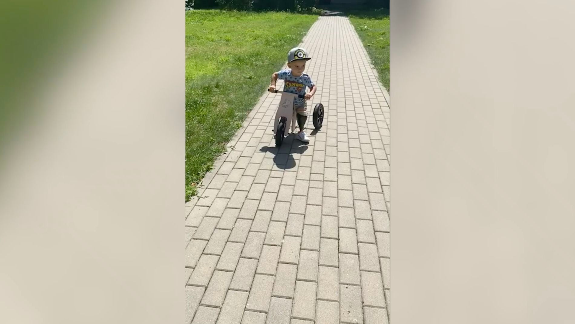 ni&ntilde;o con ambas piernas amputadas monta en bici por primera vez 