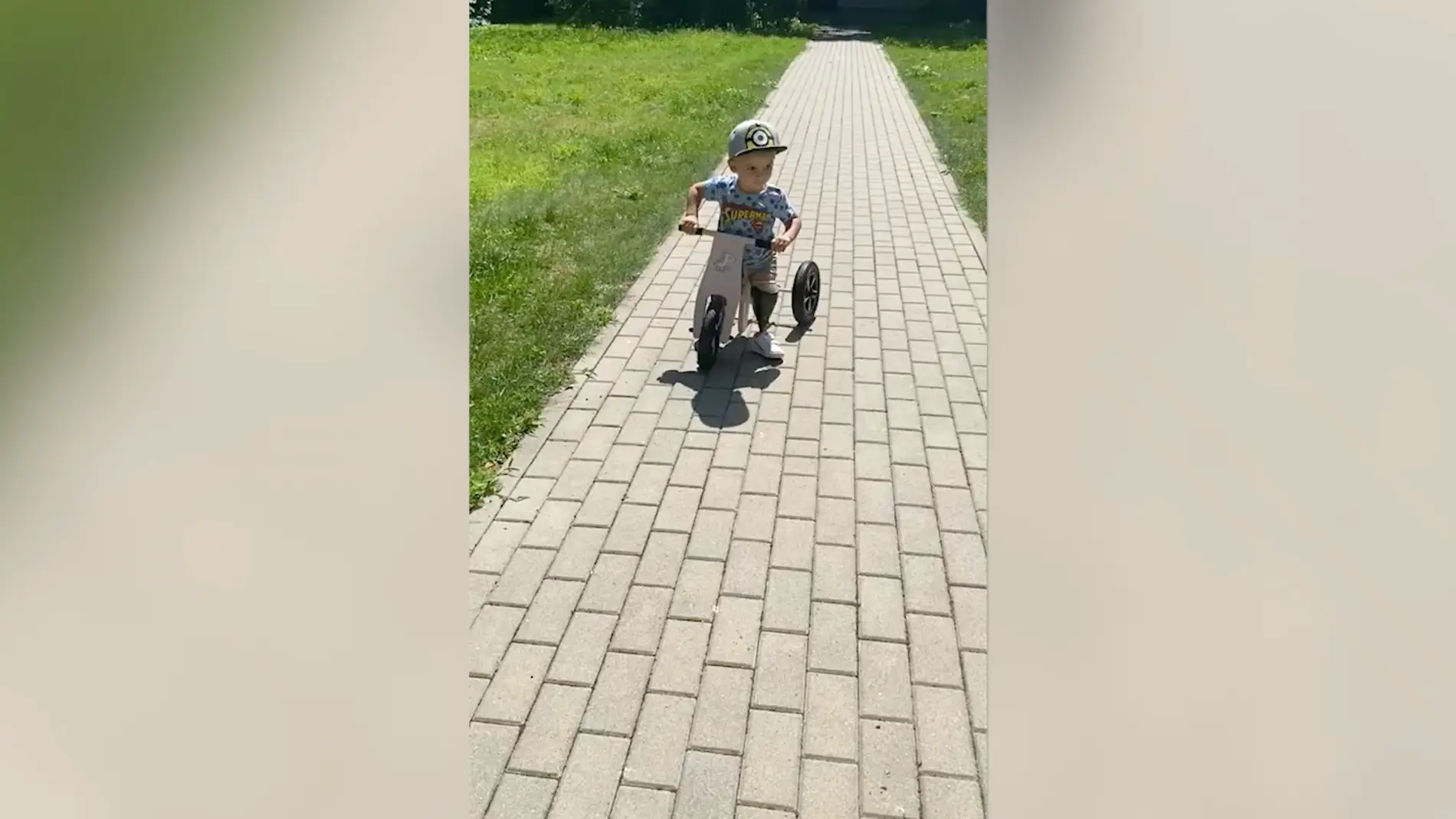 niño con ambas piernas amputadas monta en bici por primera vez 