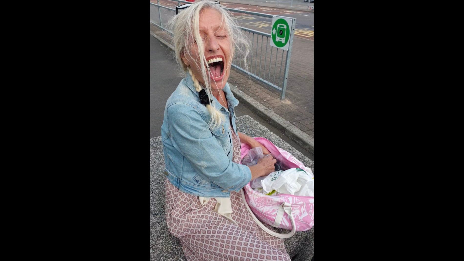 Un hombre le hace una broma a su pareja colocando un juguete sexual en su equipaje en el aeropuerto 