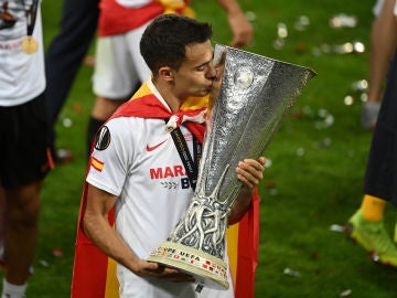 Sergio Reguilón besando el trofeo de la Europa League