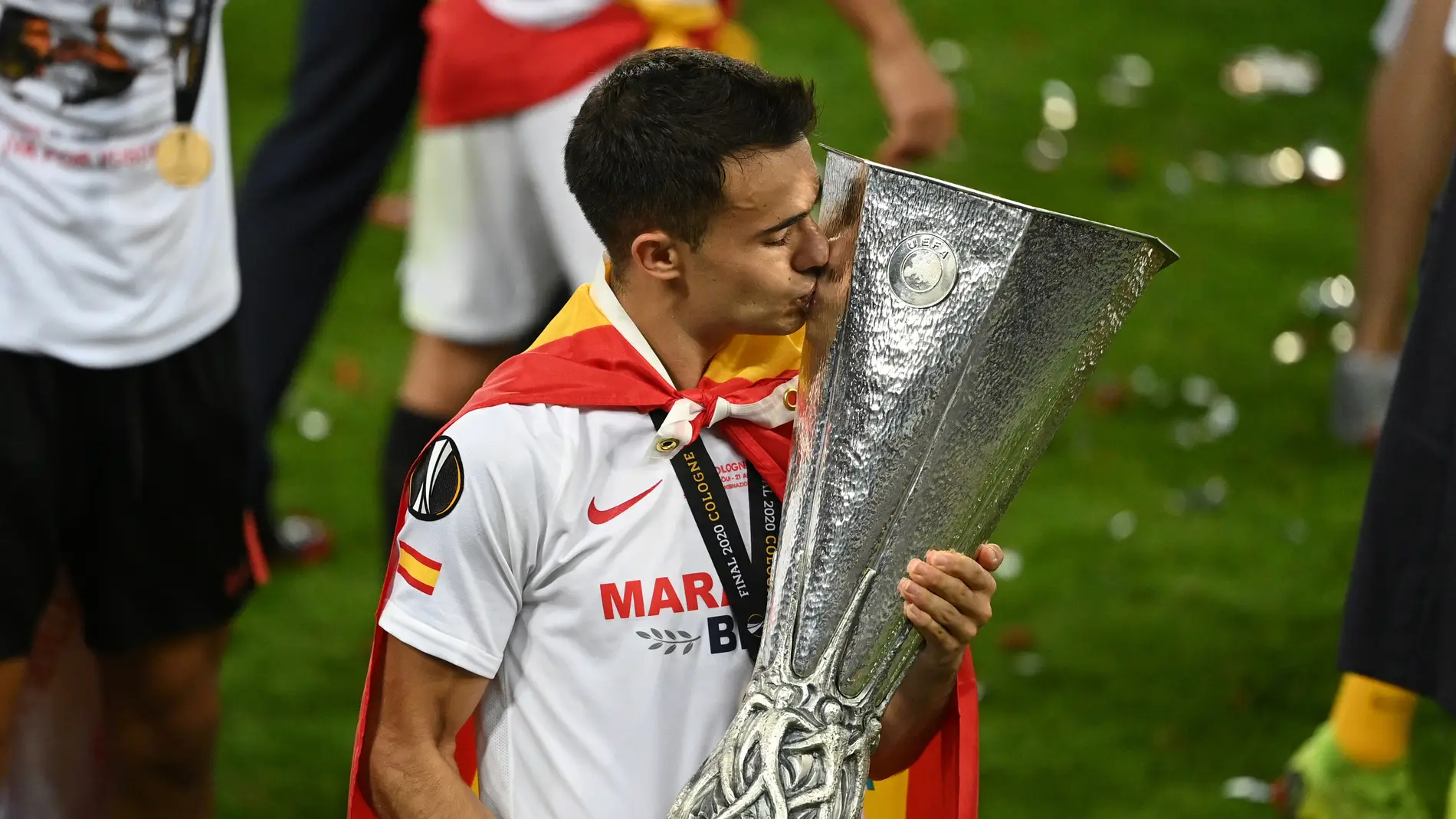 Sergio Reguilón besando el trofeo de la Europa League