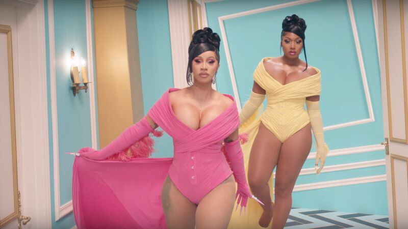 La madre de Addison Rae se atreve con el peligroso 'WAP Challenge'