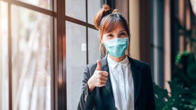 Dos influencers se graban visitando un supermercado en Bali con una mascarilla pintada con maquillaje