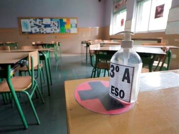 Gel hidroalcohólico en el aula de un colegio