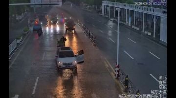 Un policía evita que un coche sin conductor provoque un accidente