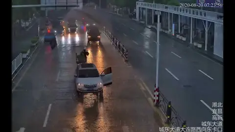 Un policía evita que un coche sin conductor provoque un accidente Un policía evita que un coche sin conductor provoque un accidente