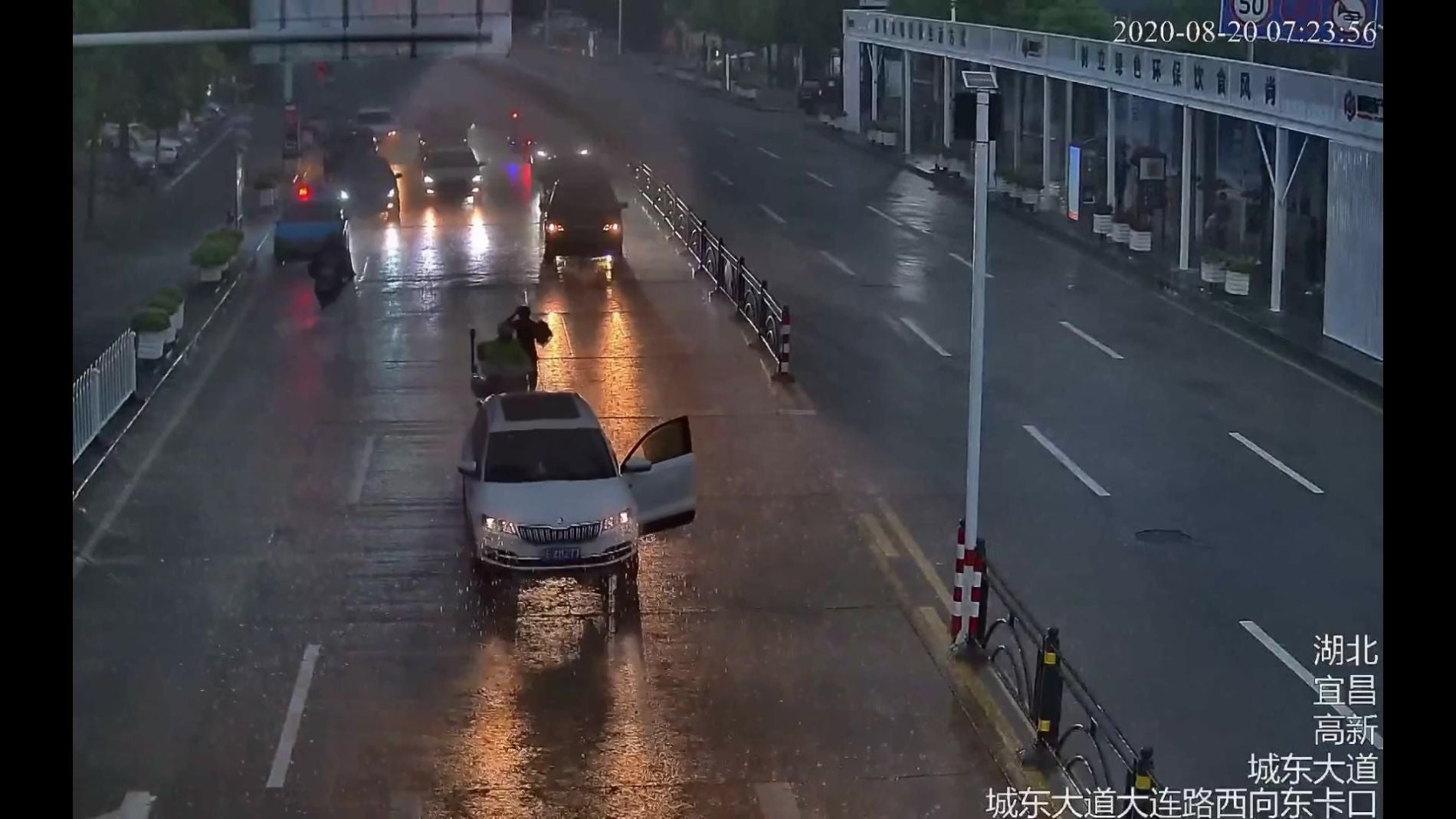 Un polic&iacute;a evita que un coche sin conductor provoque un accidente