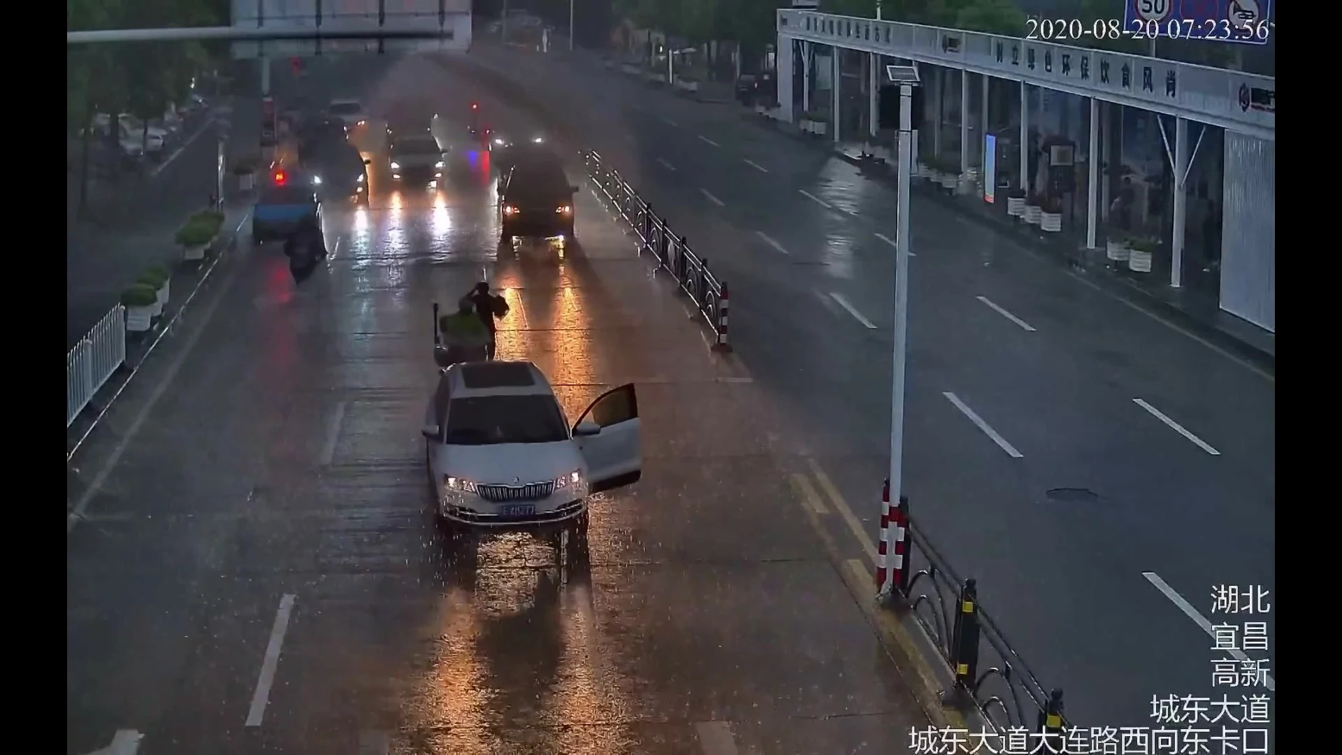 Un policía evita que un coche sin conductor provoque un accidente
