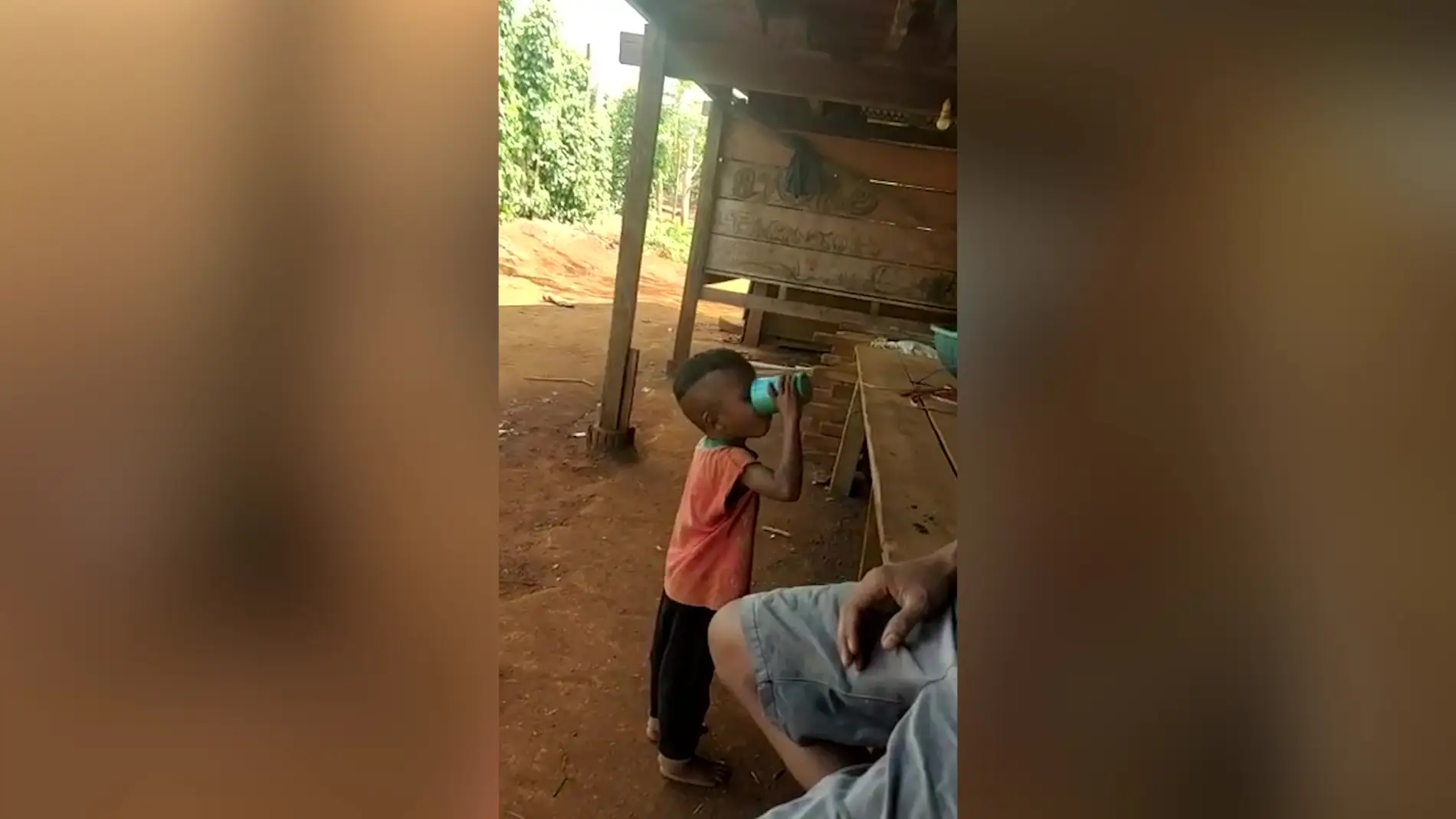 Vecinos emborrachan a un niño de 3 años para reírse de él