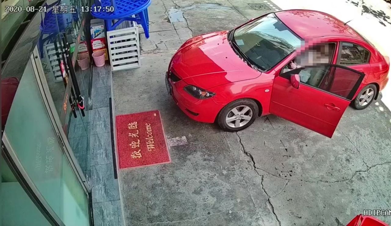 Una mujer se choca contra un restaurante al confundirse y pisar el acelerador