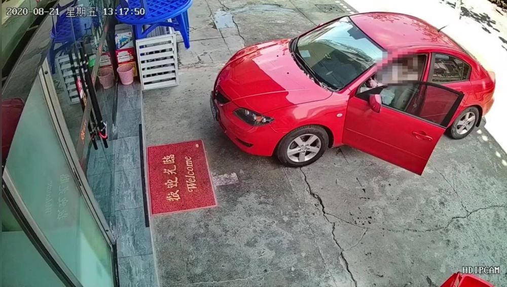 Una mujer se choca contra un restaurante al confundirse y pisar el acelerador