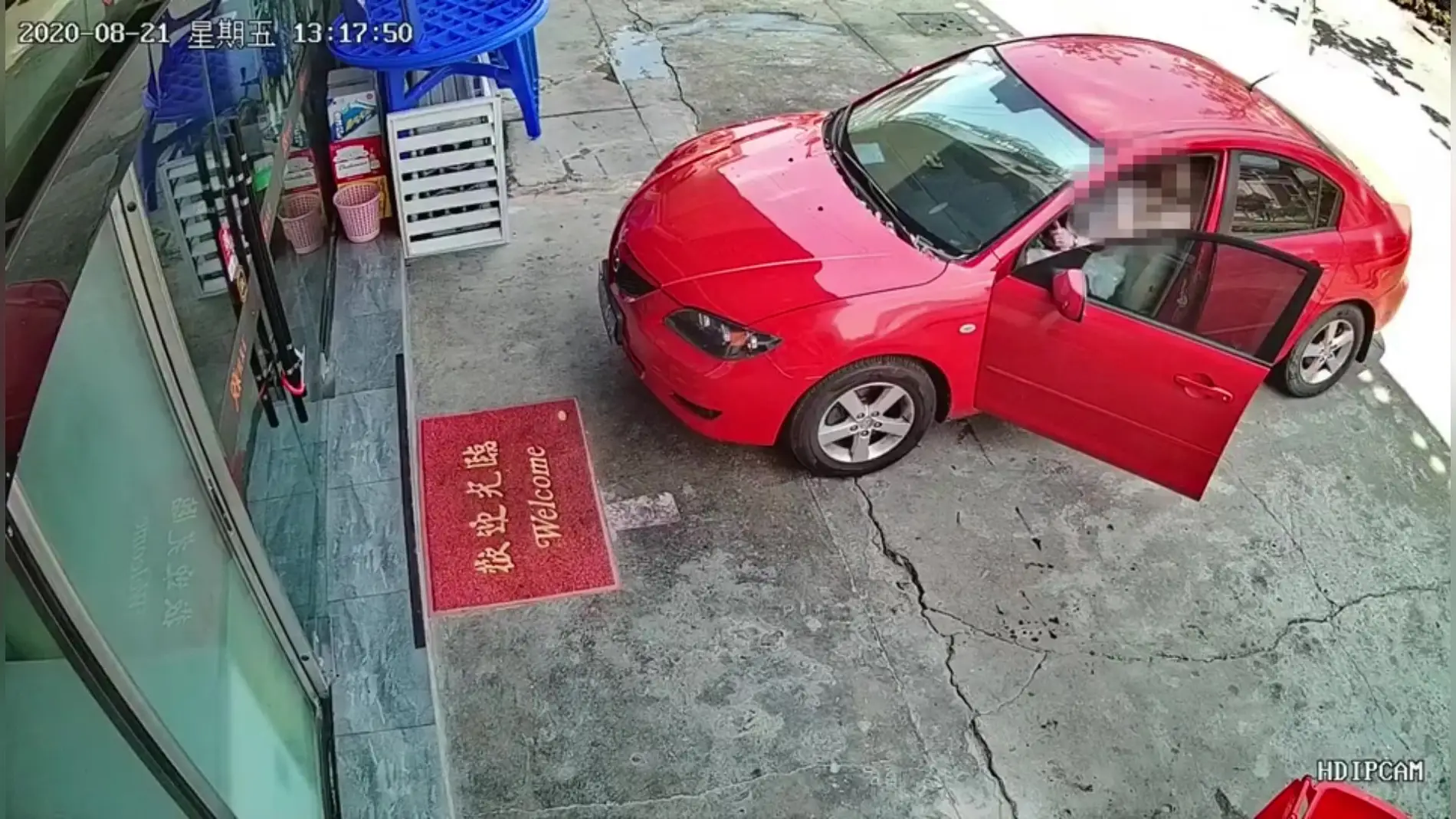 Una mujer se choca contra un restaurante al confundirse y pisar el acelerador