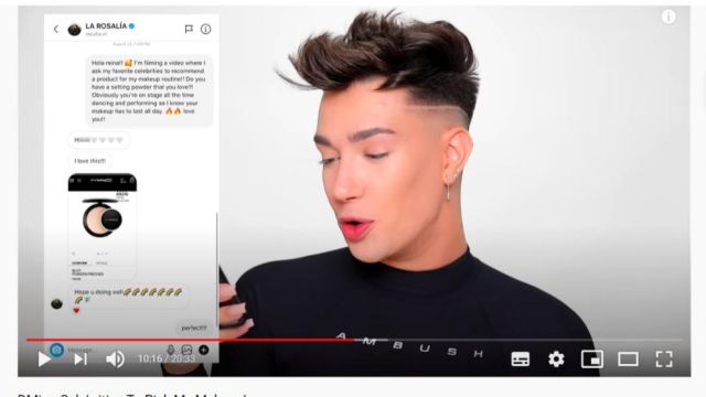 James Charles leyendo el mensaje de Rosalía 