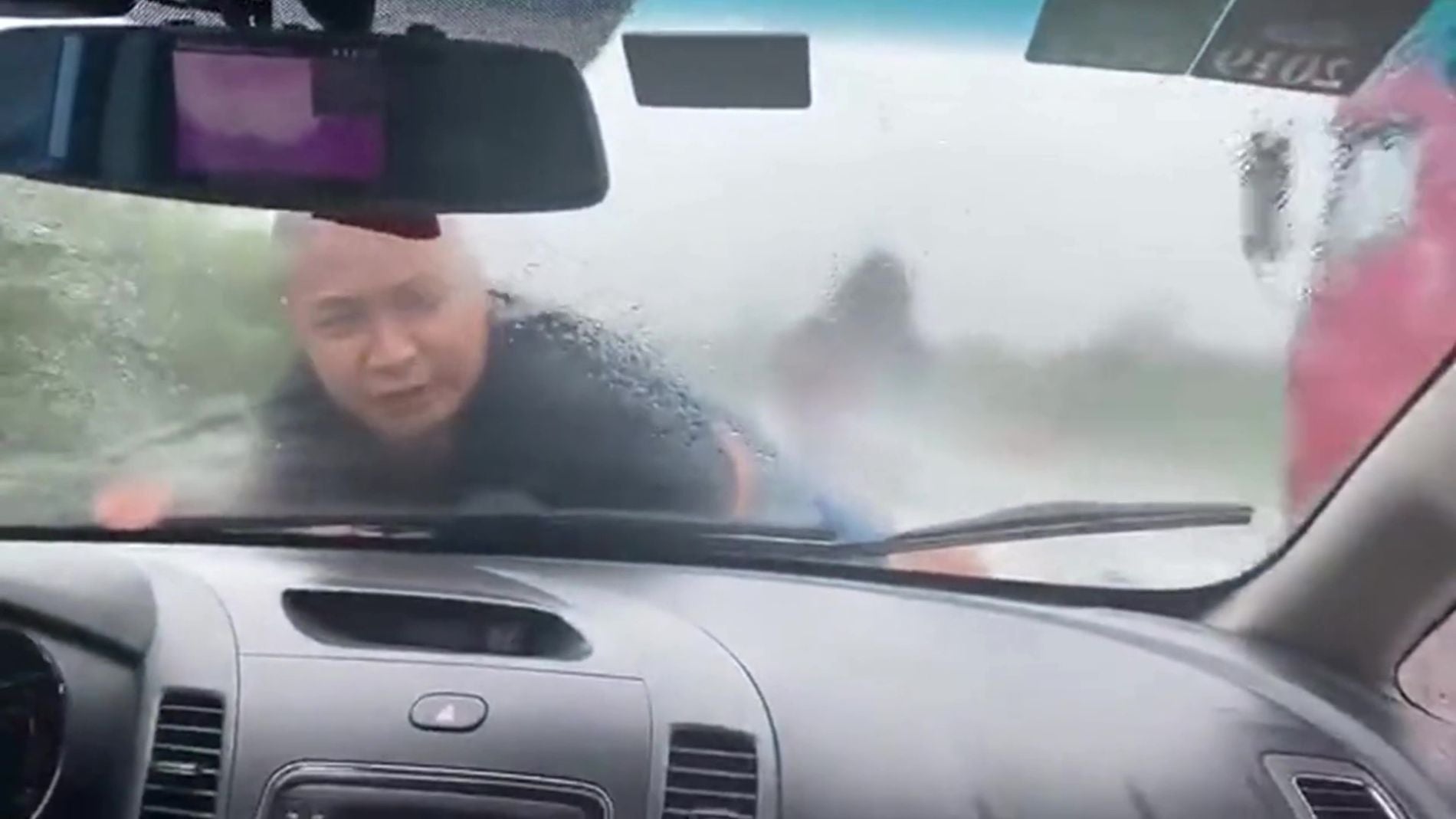 Un hombre pasa 20km amarrado al coche de su exmujer