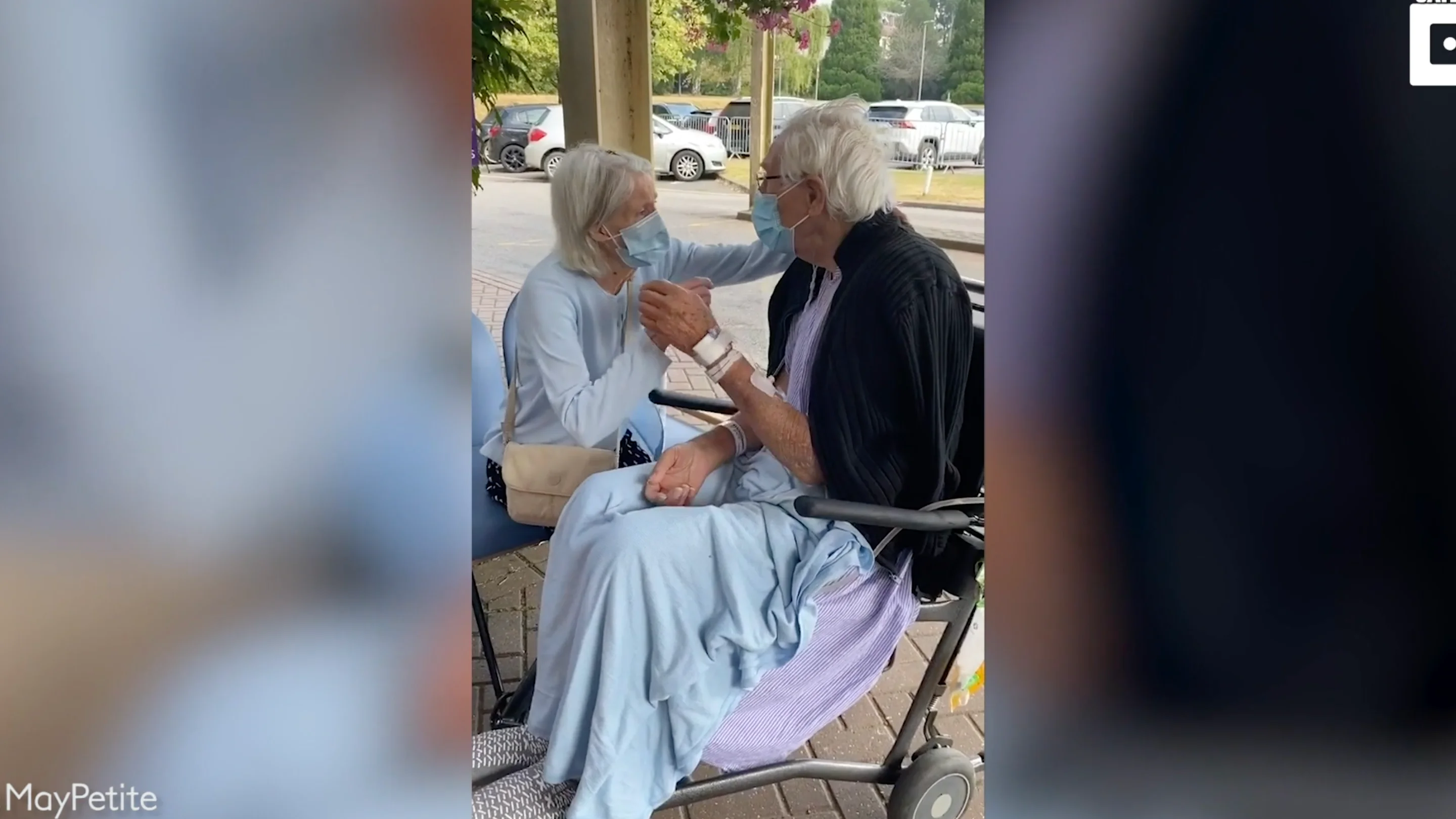 una pareja de ancianos se reúne después de meses separados 