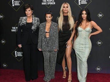 Kris Jenner junto a sus hijas Kourtney, Khloé y Kim Kardashian