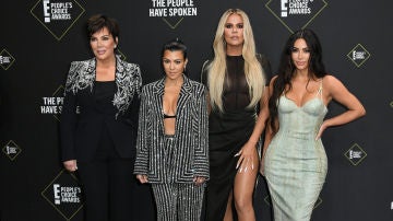Kris Jenner junto a sus hijas Kourtney, Khloé y Kim Kardashian