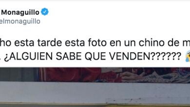 Los extraños carteles en la puerta de una tienda que están arrasando en Twitter: ¿Alguien sabe qué venden?