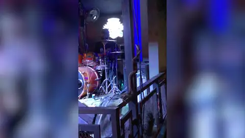 una serpiente interrumpe el concierto de una banda una serpiente interrumpe el concierto de una banda