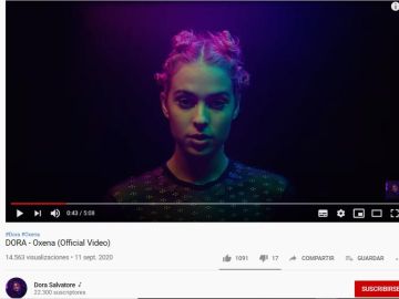 DORA en el videoclip de 'Oxena'