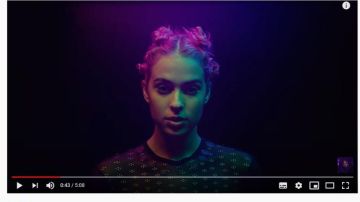 DORA en el videoclip de 'Oxena'