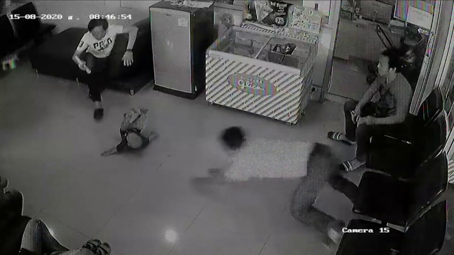 Un hombre salva a un ni&ntilde;o de golpearse la cabeza